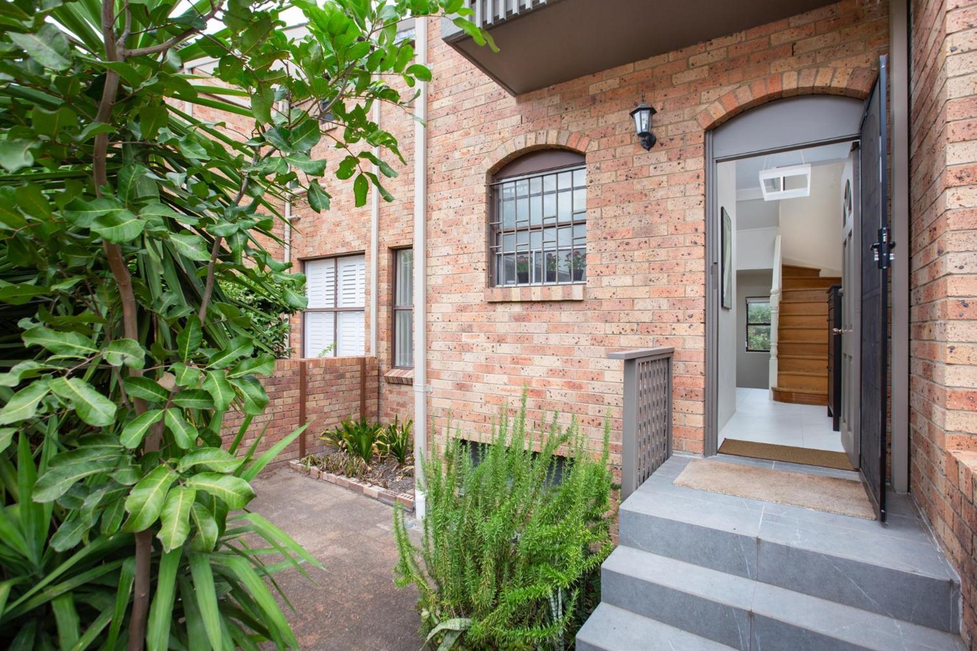 Spacious 3-Bed Townhouse In Stylish Balmain Сідней Екстер'єр фото